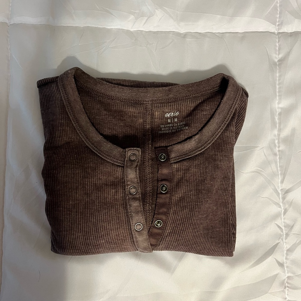 Lightly worn chill aerie long sleeve!
This top is a thin breathable material